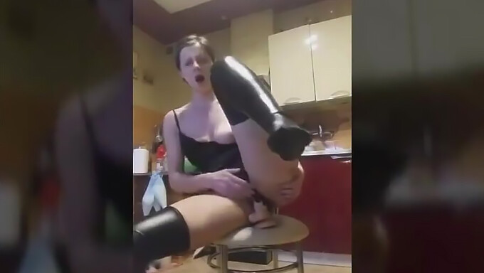 Chairgirl Fa La Maiala Con Un Dildo