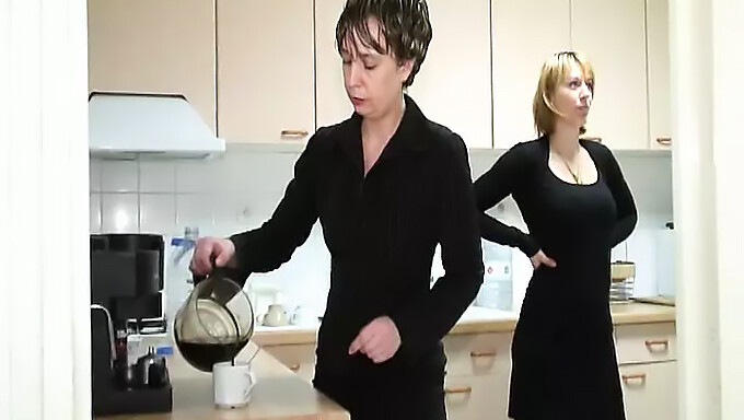 Două Femei Sexy Se Bucură Reciproc Cu Un Strapon În Acest Videoclip Lesbian Vintage