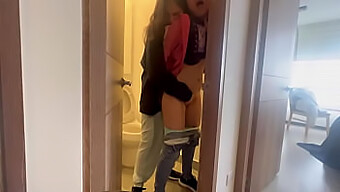 Pareja Amateur Se Entrega Al Sexo Caliente En El Baño Con La Tía