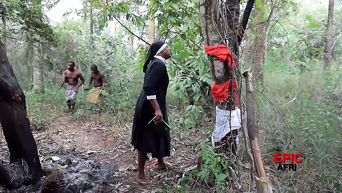 Hombres Africanos Se Entregan Al Lamer Coños Y Comer Culos Grandes