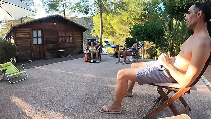 Un Couple Excité Reçoit Une Fellation De Leur Meilleur Ami En Plein Air