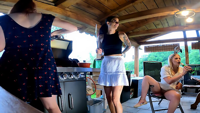 Sexy Studentes In Zomerjurken Hebben Een Bbq-Orgie In De Buitenlucht