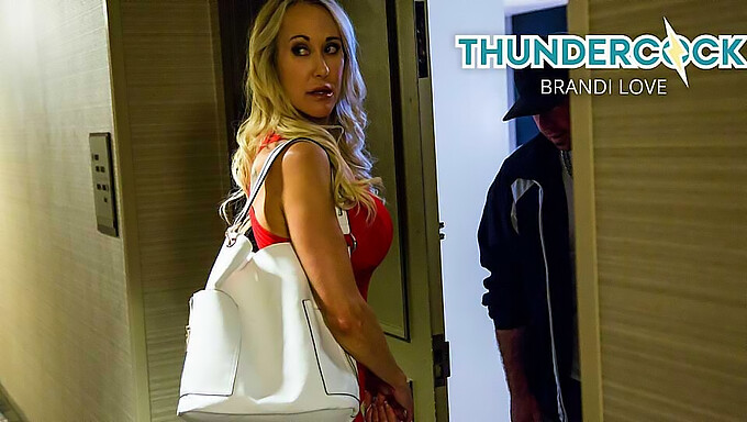 Milf Brandi Love Gibt Einen Verführerischen Blowjob Und Schluckt Sperma