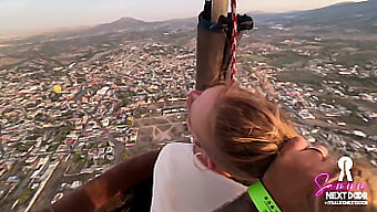 Intenzivno Ljubljenje Ob Zori (Zaključek V Ustih) Na Vrhu Piramid Iz Balona Z Vročim Zrakom, Ki Vključuje Blondinko In Globoko Razmišljanje